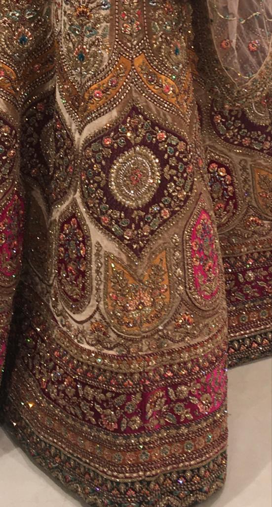 Nieuwe Bollywood Bruidslehenga - Prachtig Geborduurd, Kleding | Dames, Ophalen of Verzenden, Overige kleuren