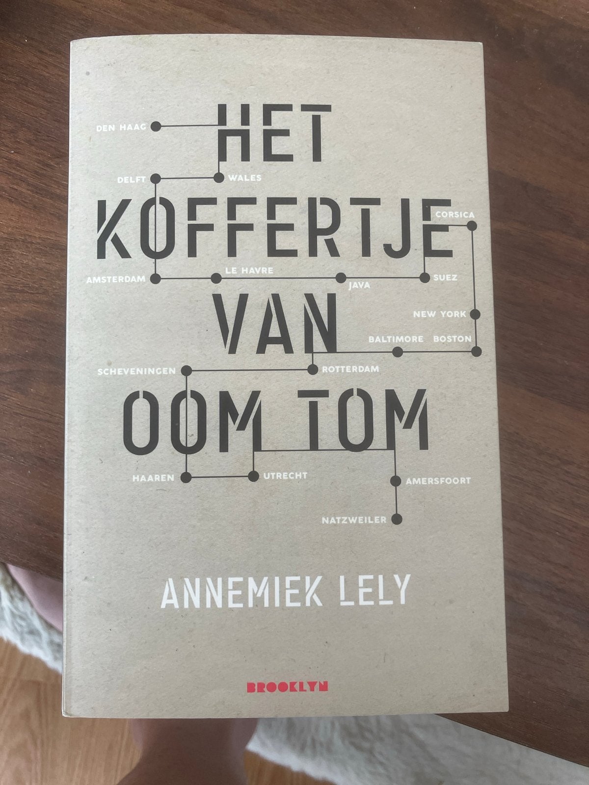 Het Koffertje van Oom Tom - Annemiek Lely, Ophalen of Verzenden, Nieuw, Nederland