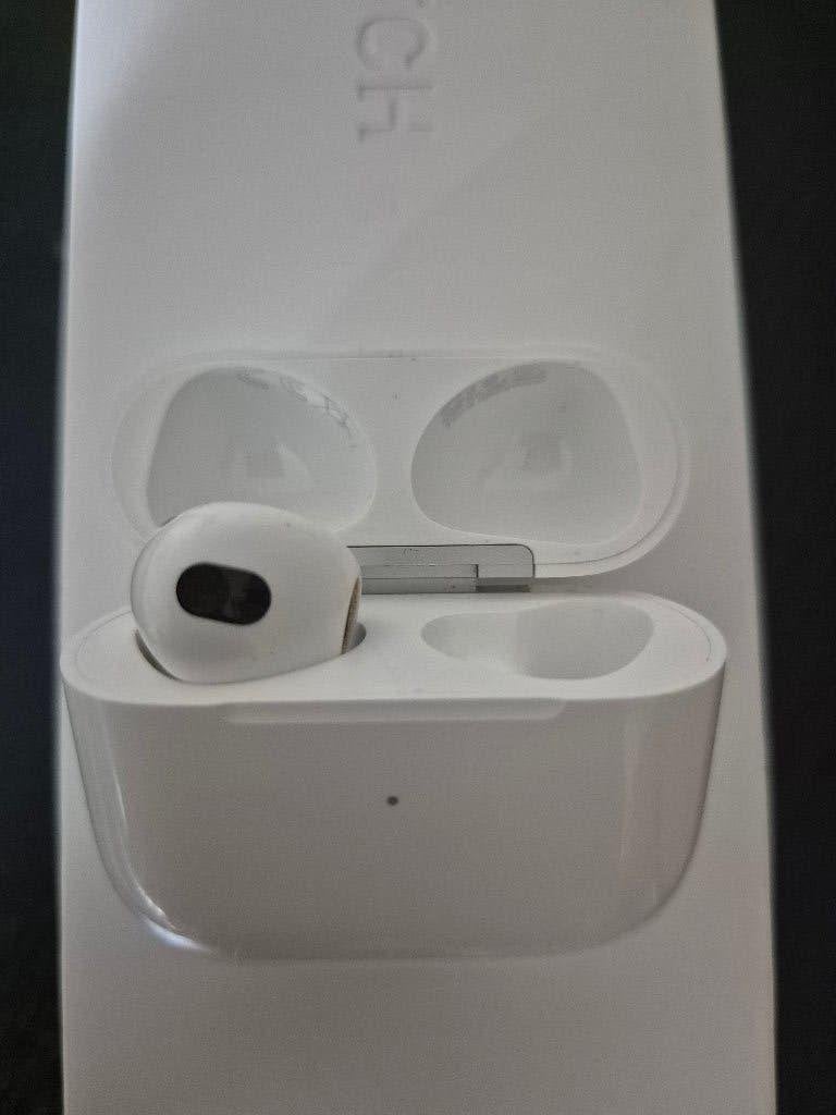 Airpods 3 oplaadcase met linker oortje.
