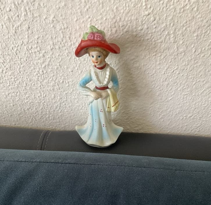 Vintage beeldje dame met hoed, Ophalen of Verzenden, Gebruikt, Mens