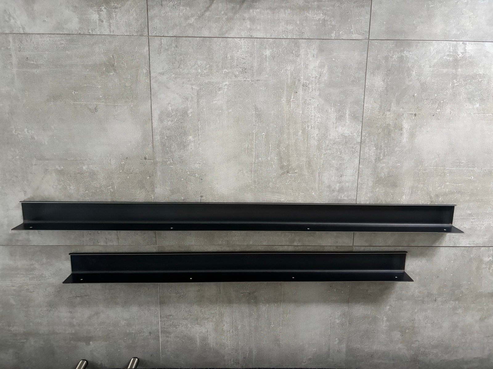 Zwarte metalen wandplanken (2 stuks), Ophalen, Gebruikt
