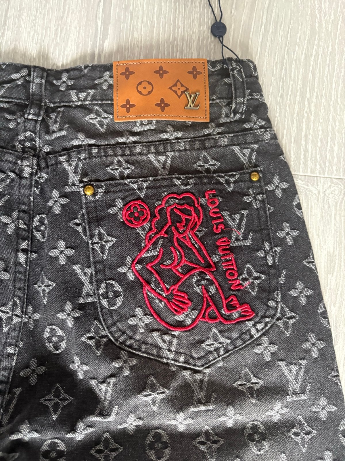 Louis Vuitton Monogram Jeans met Rode Borduur, Kleding | Heren, Ophalen of Verzenden, Zo goed als nieuw, Zwart, W32 (confectie 46) of kleiner