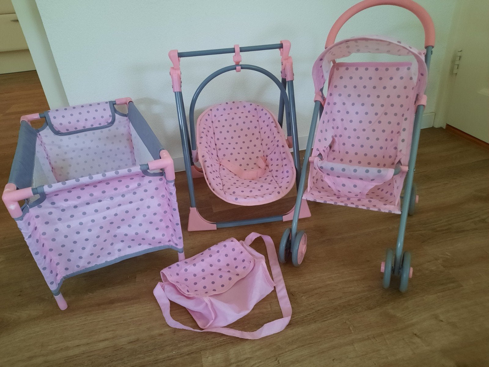 Poppenspeelset: bed, buggy, schommelstoel/kinderstoel en tas, Kinderen en Baby's, Speelgoed | Poppen, Ophalen, Zo goed als nieuw