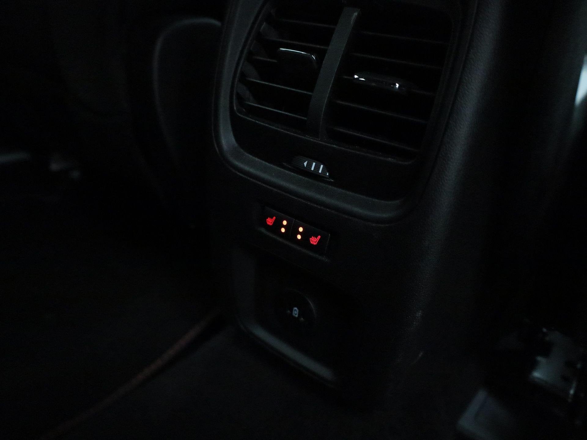 Foto 39 van Ford Kuga 2.5 PHEV ST-Line | Head up display | Camera achter