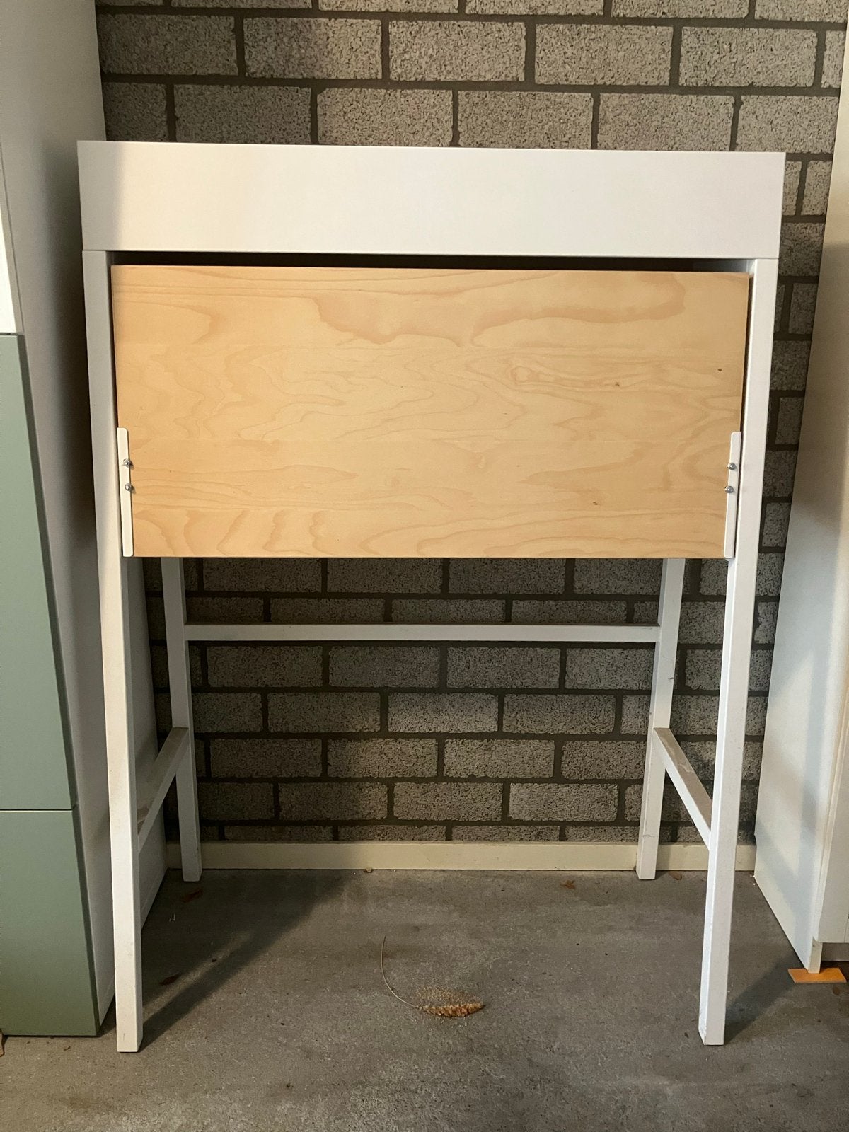 IKEA compact bureau met klapdeksel en kabeldoorvoer, Huis en Inrichting, Ophalen, Gebruikt, IKEA, Kabelgoot
