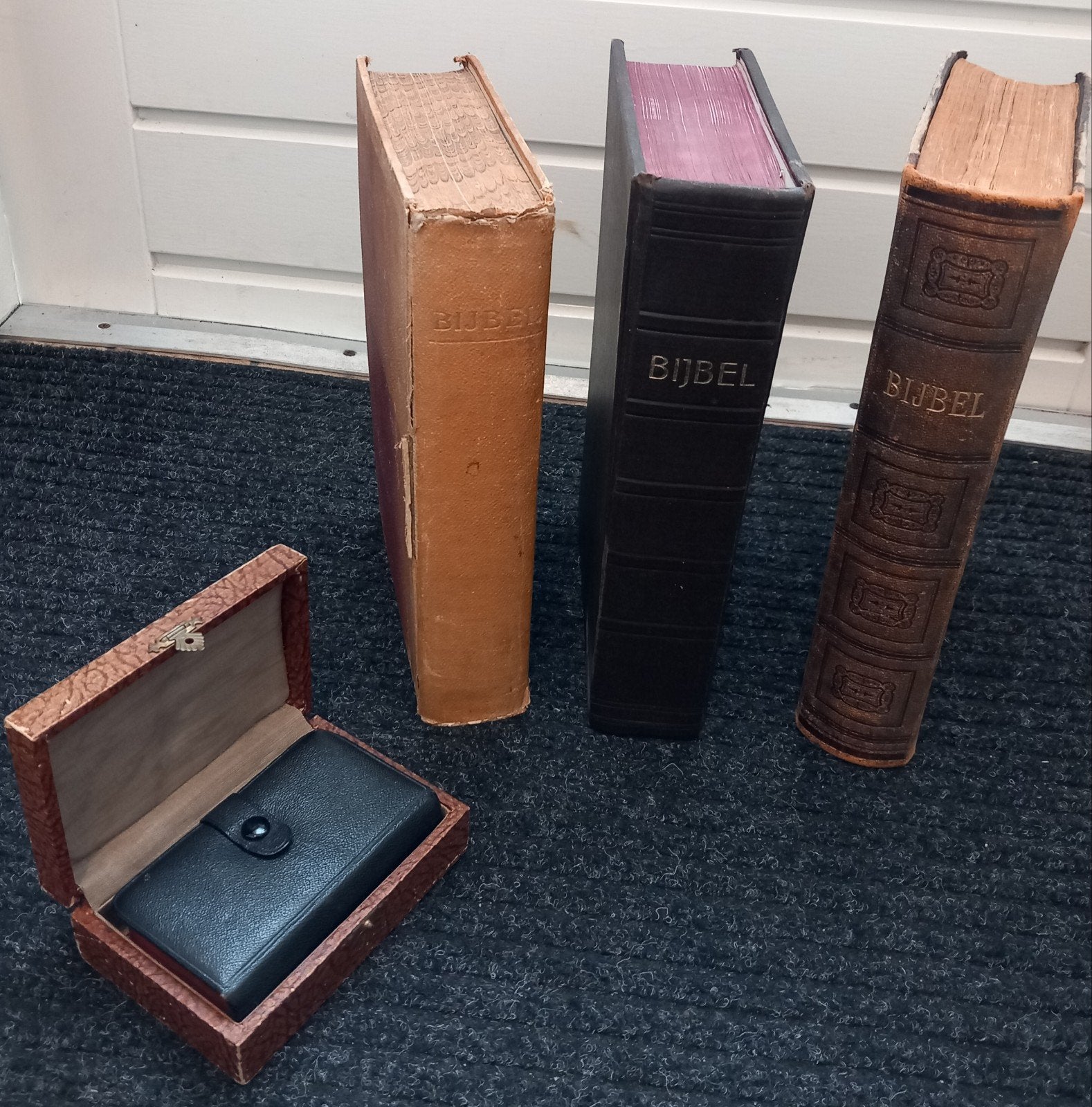Bijbels uit 1900 ( 4 stuks ) antiek, Ophalen