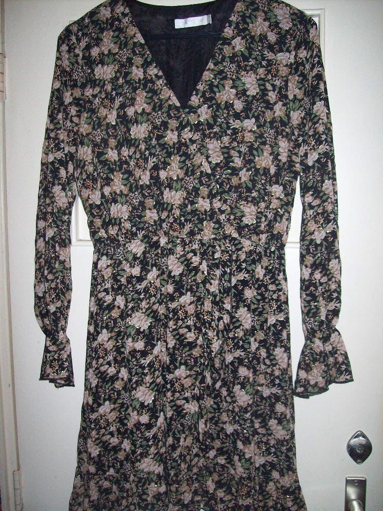 Jurk met omslag zwart met bloemen en gouddraad M 40, Kleding | Dames, Jurken, Maat 38/40 (M), Zwart, Zo goed als nieuw, Knielengte