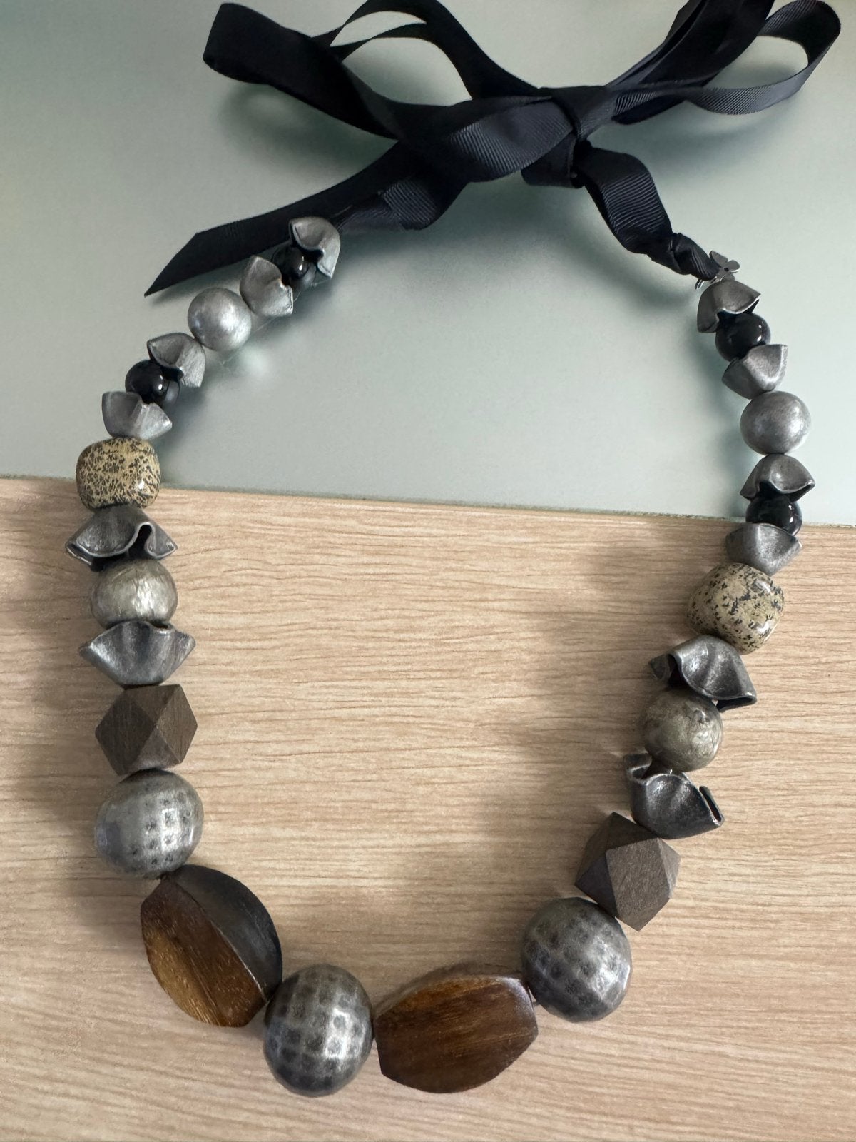 Max Mara  kralenketting met lintsluiting, Sieraden, Tassen en Uiterlijk, Overige materialen, Verstelbaar, Overige kleuren, Ophalen of Verzenden