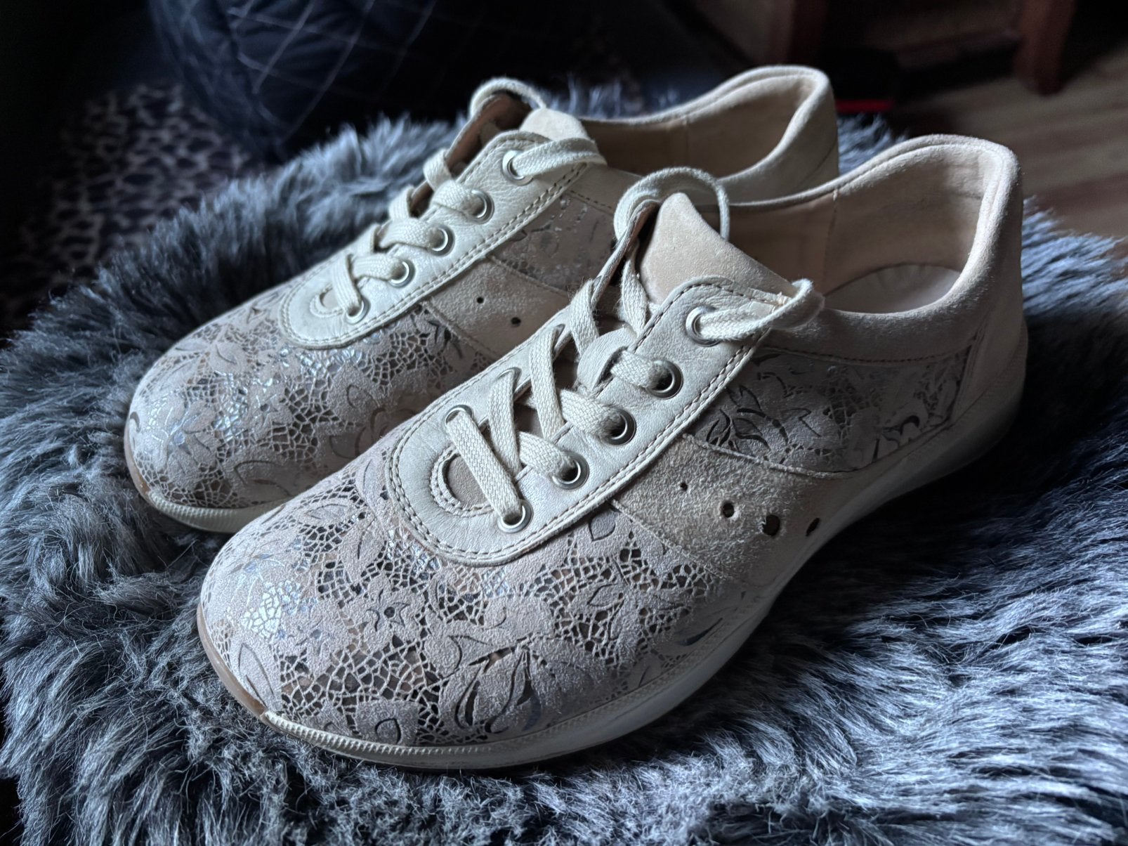 HELVESKO dames sneakers maat 39 zgan, Beige, Ophalen of Verzenden, Sneakers of Gympen, Zo goed als nieuw