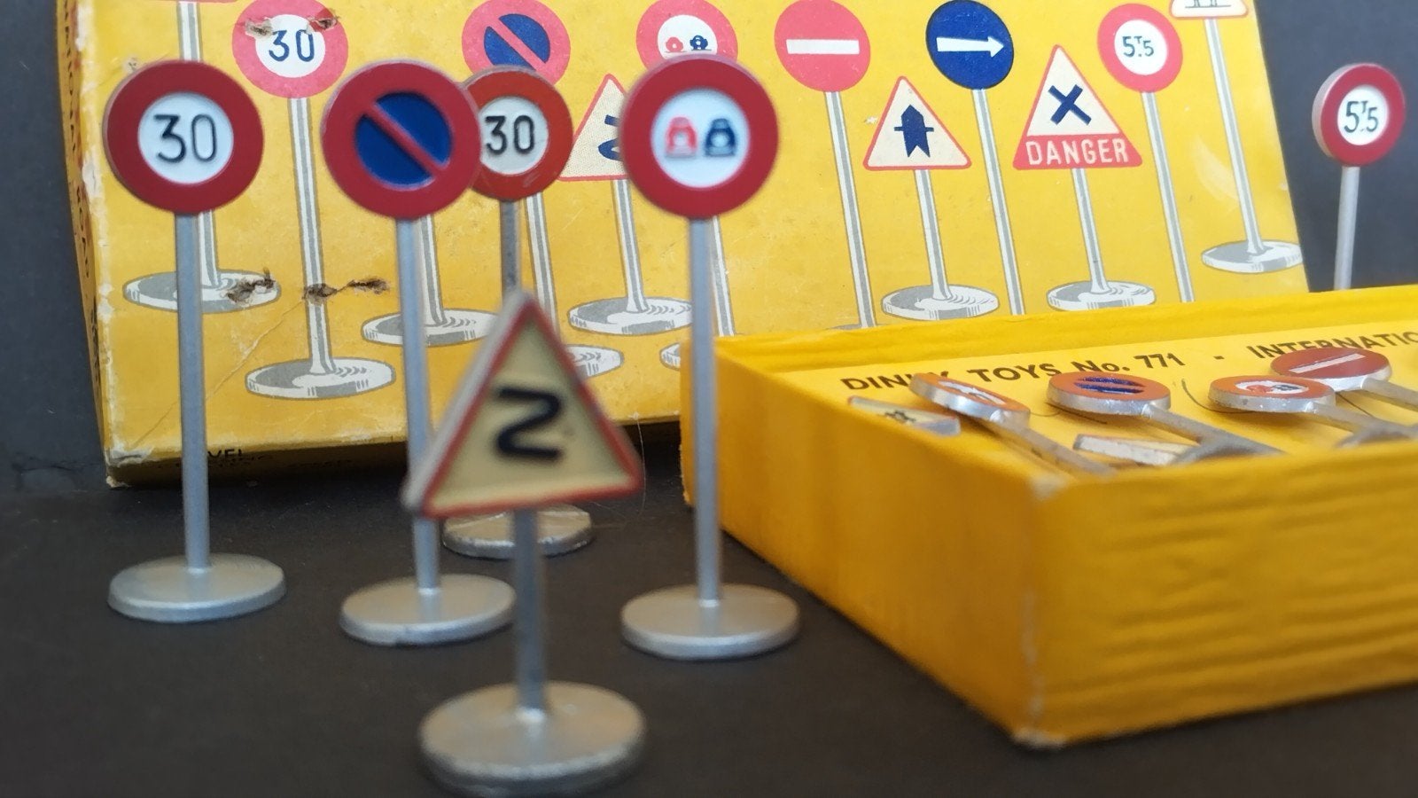 Traffic Signs Verkeers borden Dinky Toys Pol, Hobby en Vrije tijd, Gebruikt, Auto, Verzenden, Dinky