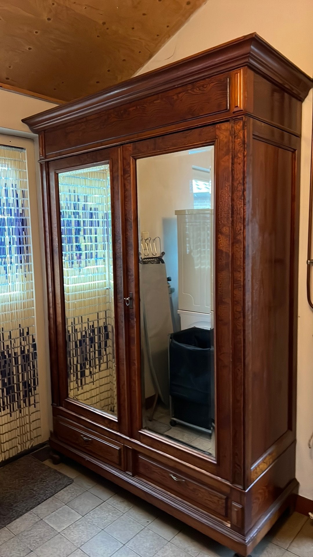 Kledingkast met geslepen glas en lades, Ophalen