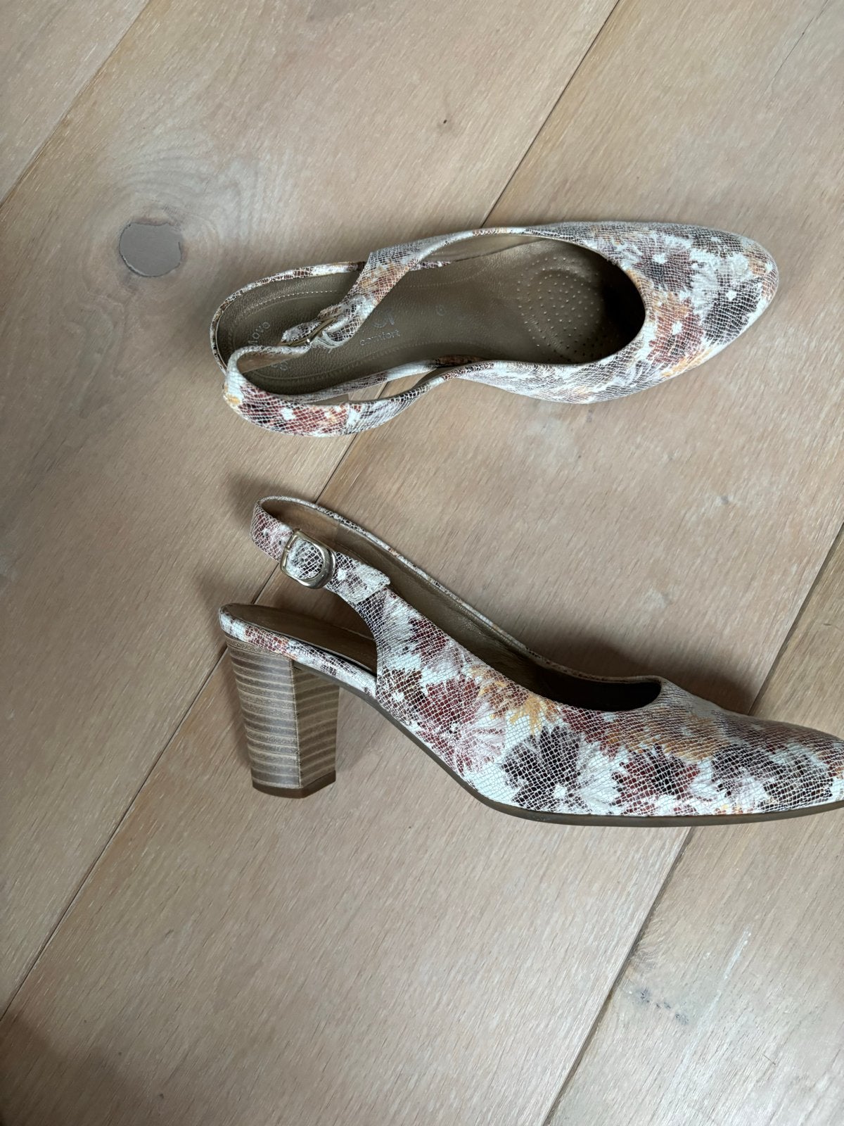 Gabor pumps maat 40 met bloemenprint, Kleding | Dames, Ophalen, Gedragen, Overige kleuren, Pumps