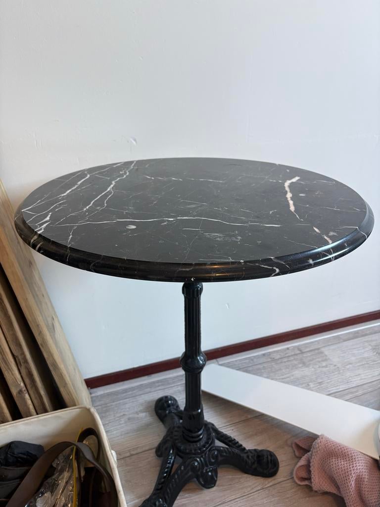 Marmeren tafeltje op gietijzeren voet - 85-100cm, Ophalen, Gebruikt, Rond, Tot twee personen