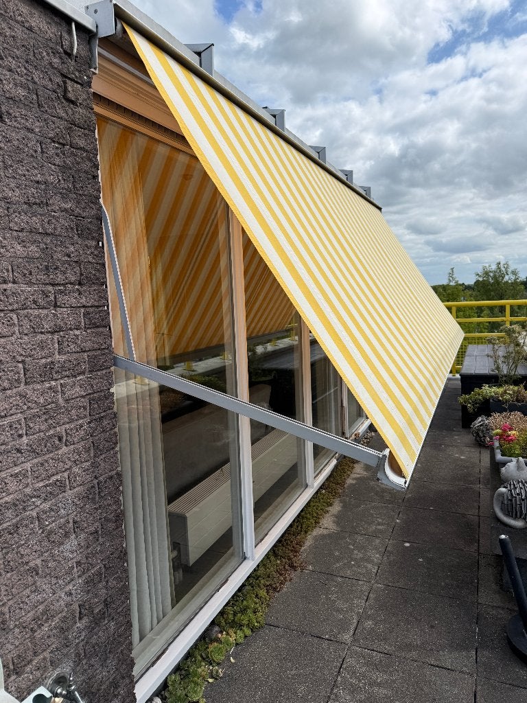 Uitvalscherm geel-wit gestreept, elektrische bediening, Ophalen, Gebruikt, Elektrisch, 250 cm tot 450 cm