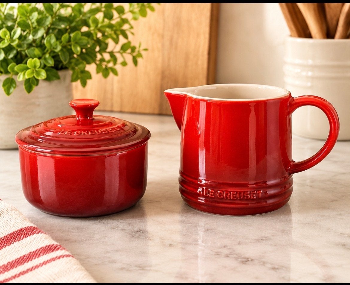 Le Creuset Melk en Suiker Set - Rood, Huis en Inrichting, Overige merken, Overige typen, Ophalen of Verzenden, Zo goed als nieuw