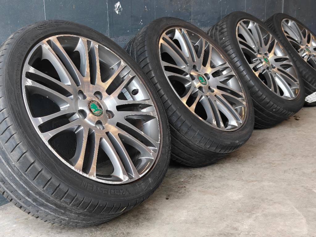 18 inch Originele Skoda Octavia Superb Zomerset Vredestein, Auto-onderdelen, Banden en Velgen, Ophalen, 18 inch, Gebruikt, Banden en Velgen