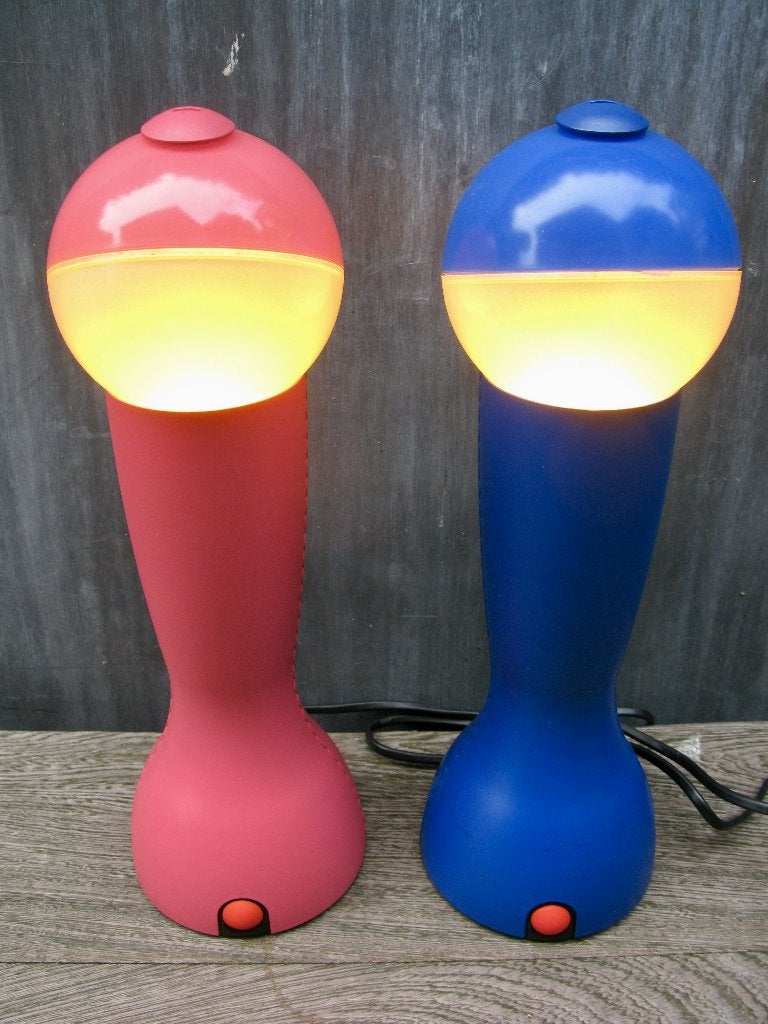 ARTEMIDE TAFELLAMP "GILDA" 2 KLEUREN DESIGN, Kunststof, Gebruikt, 32 cm, Met stekker