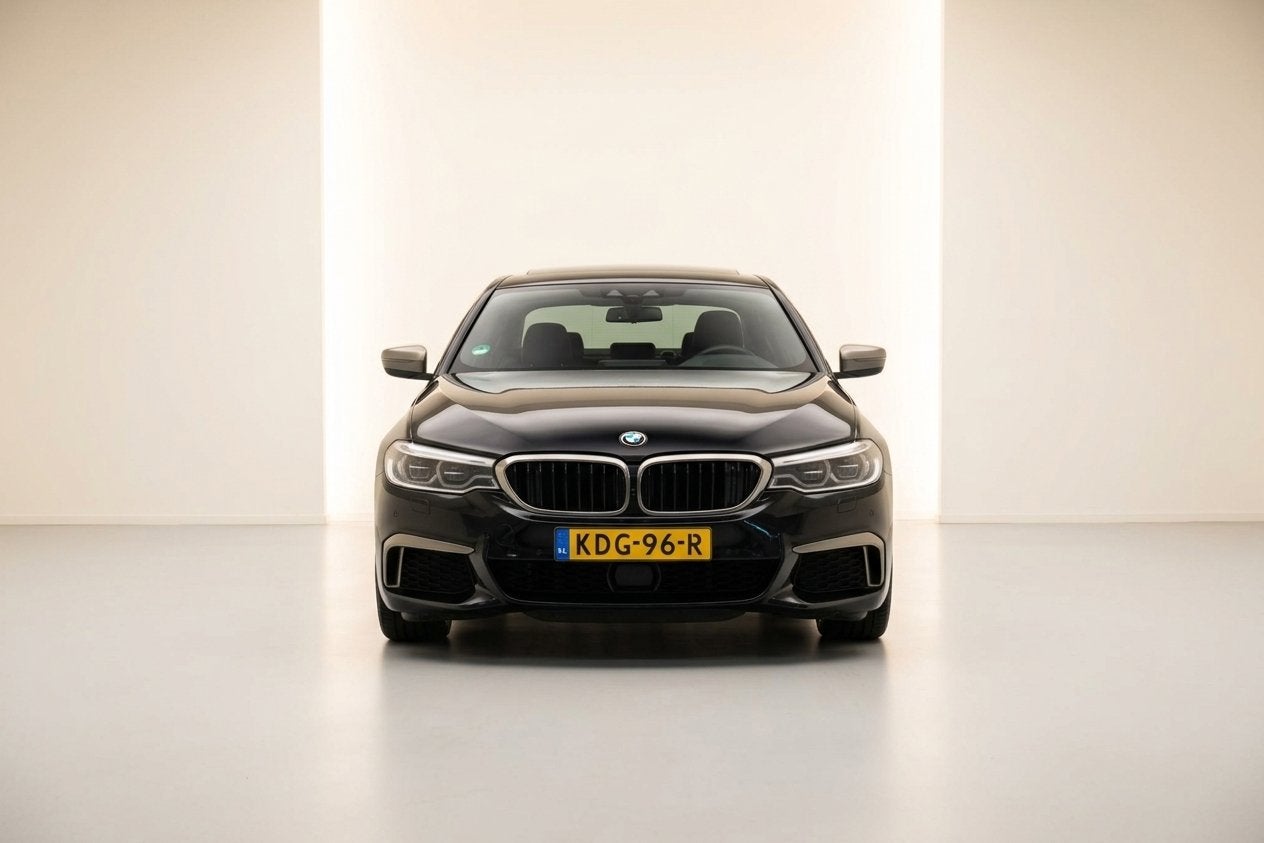 BMW 5-serie M550i xDrive M-SPORT DEALER OND. VOL!, Automaat, Dealer onderhouden, Gebruikt, 2000 kg