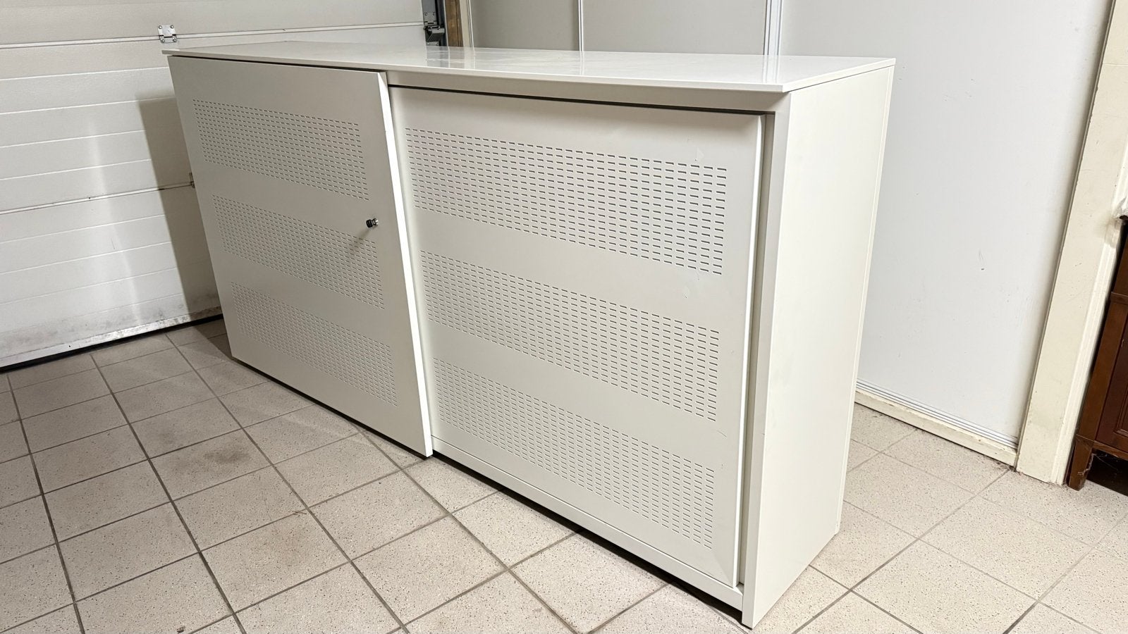 Wit metalen akoestiche archiefkast met schuifdeuren en slot, Ophalen, Gebruikt, 100 tot 150 cm, 200 cm of meer