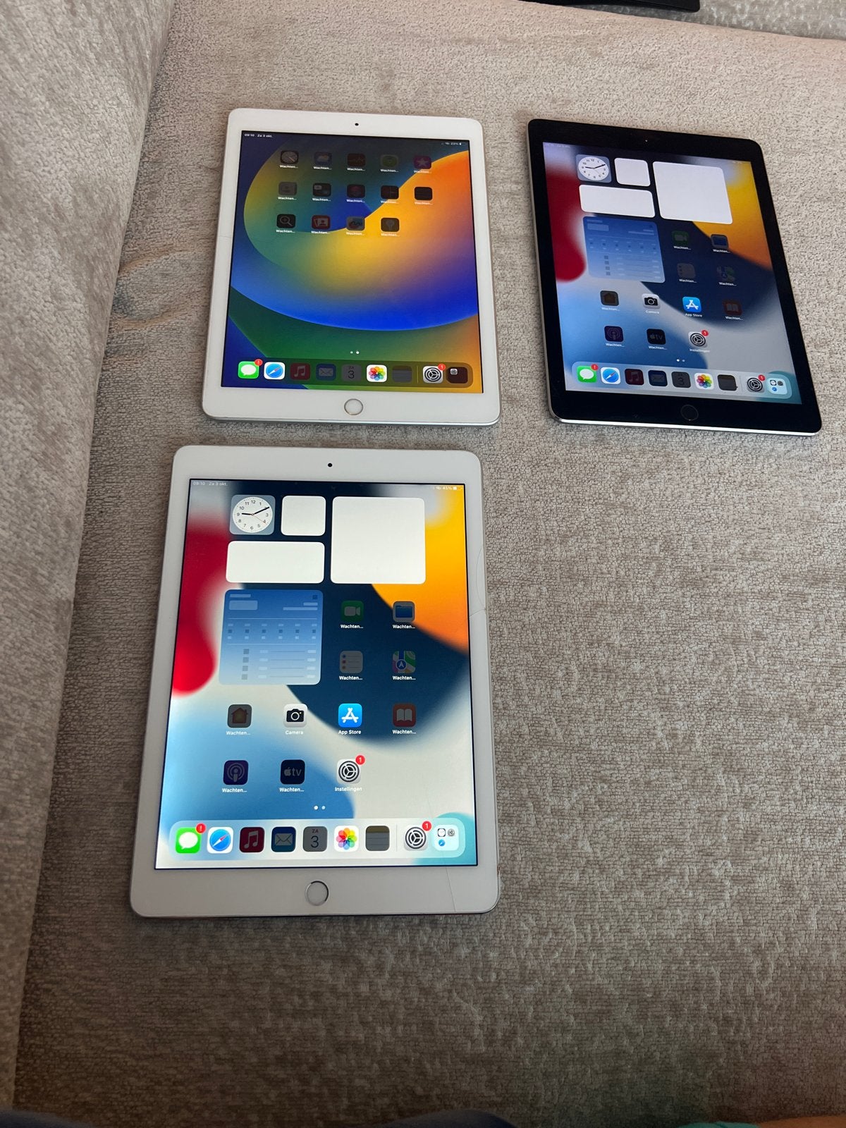 Drie Apple iPads: iPad Air 2, iPad (5e generatie), Ophalen of Verzenden, Gebruikt, 10 inch, Apple iPad