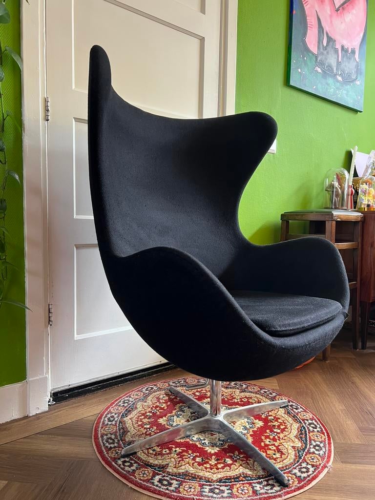Zwarte fauteuil. Egg chair REPLICA, Huis en Inrichting, Fauteuils, Ophalen, Zo goed als nieuw, 50 tot 75 cm