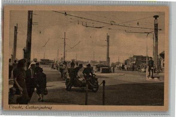 Utrecht Catharijnebrug motor+zijspan politie st 1947, Ophalen of Verzenden, 1940 tot 1960, Gelopen, Utrecht