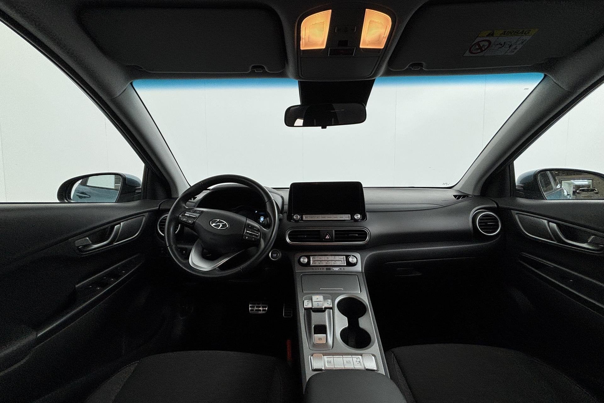 Hyundai Kona EV Comfort 64 kWh Volledig elektrisch en boorde, Auto's, Stof, Gebruikt, Blauw, Origineel Nederlands