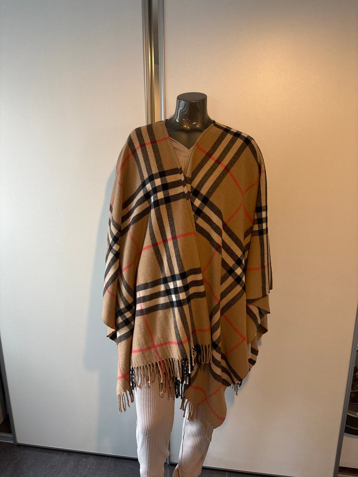Burberry Cape/Poncho - Klassiek Nova Check Patroon, Ophalen of Verzenden, Zo goed als nieuw, Maat 46/48 (XL) of groter, Beige