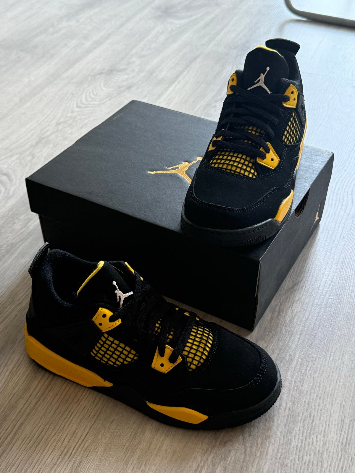 Jordan 4 Retro (PS) Zwart/Geel - Maat 34 - Nieuw, Kinderen en Baby's, Kinderkleding | Schoenen en Sokken, Ophalen of Verzenden