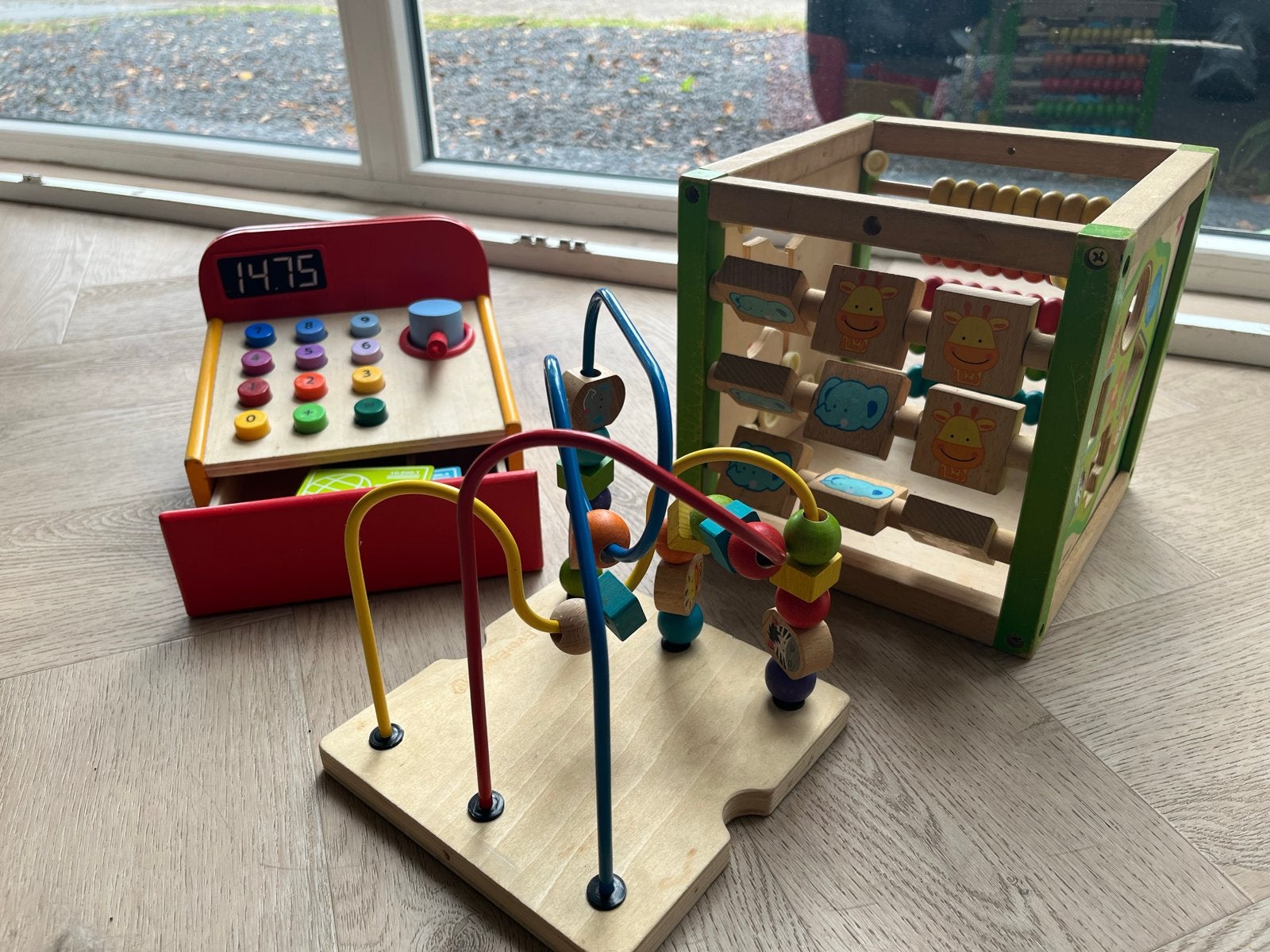 Houten speelgoed set: Kassa, kralenframe, vormenstoof, telra, Kinderen en Baby's, Ophalen, Gebruikt, Overige typen, Met wieltjes