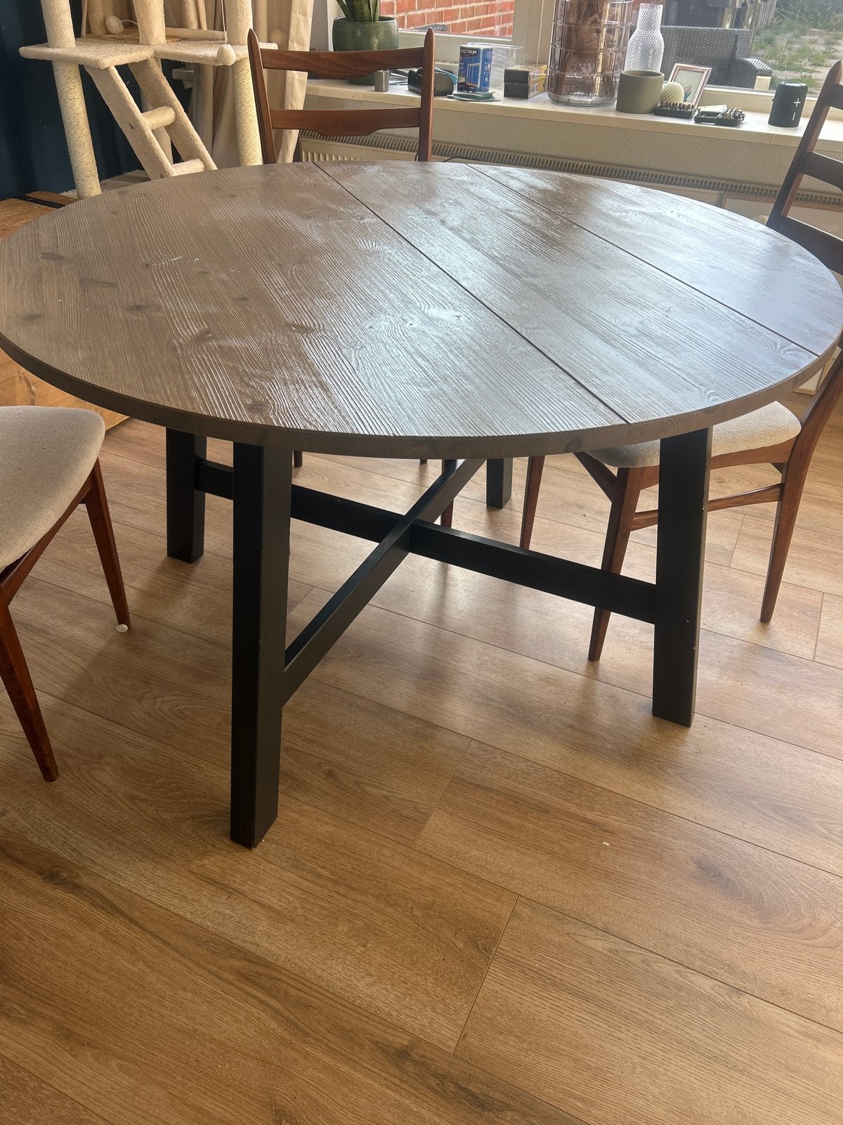 Ronde eettafel met donkerhouten blad en zwart onderstel, Ophalen, Gebruikt, 100 tot 150 cm, Rond