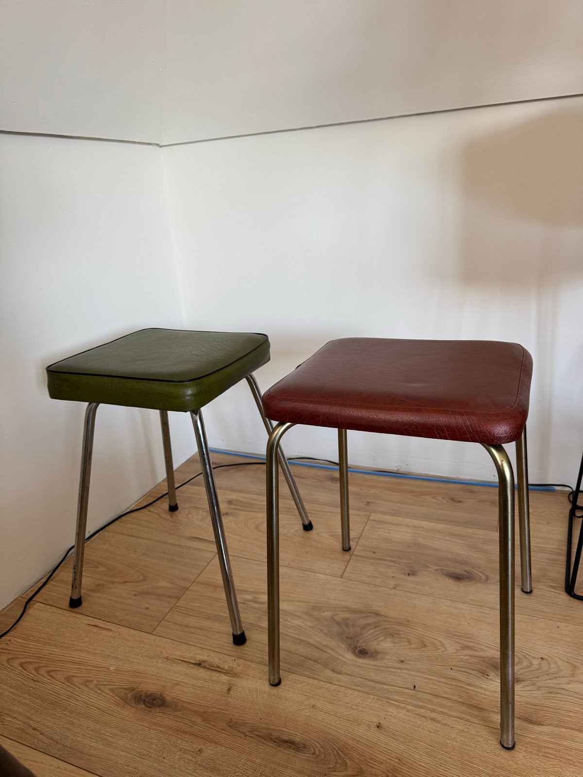 Set van 2 retro krukjes: rood en groen, Ophalen, Gebruikt, Overige materialen