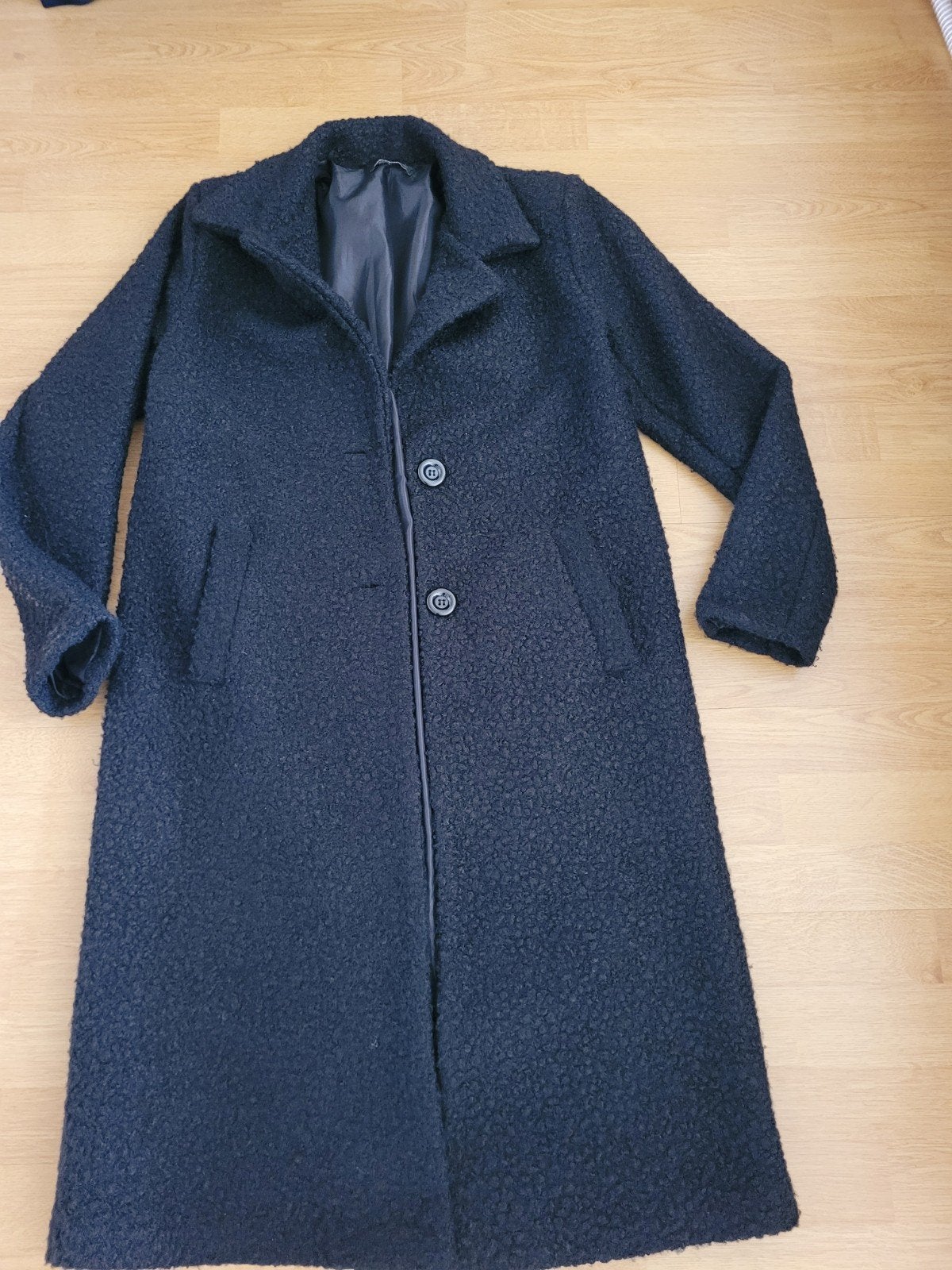 Lange zwarte mantel in bouclé stof, maat M, Kleding | Dames, Jassen | Winter, Ophalen of Verzenden, Zo goed als nieuw, Maat 38/40 (M)