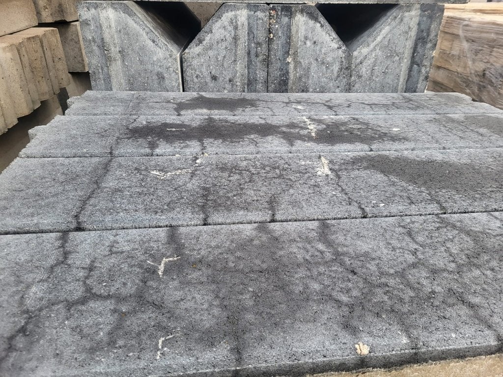 44 st zo goed als nieuwe betonbanden zwart 20x25x100, Ophalen, Biels, Zo goed als nieuw, Beton