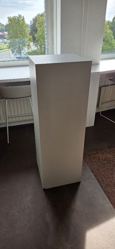 Strakke witte presentatiezuilen - 1200x400x400, Ophalen, Zo goed als nieuw