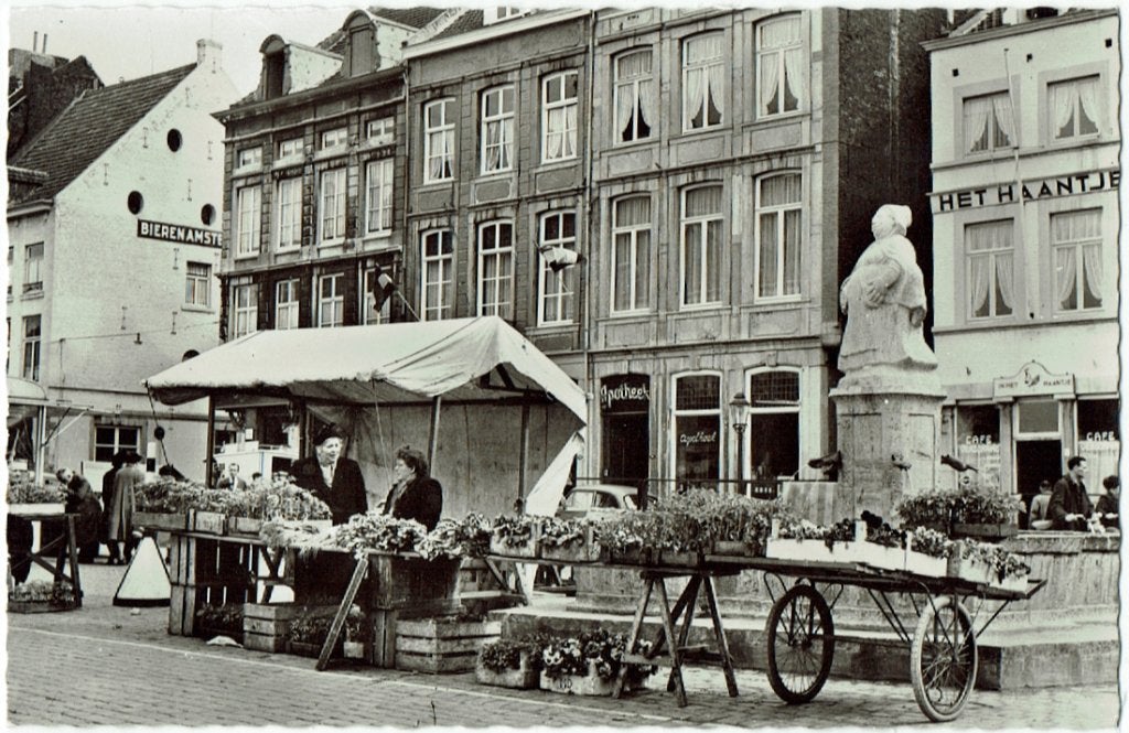 Maastricht, Markt met "'t Mooswief" 1964, Ophalen of Verzenden, 1960 tot 1980, Ongelopen, Limburg