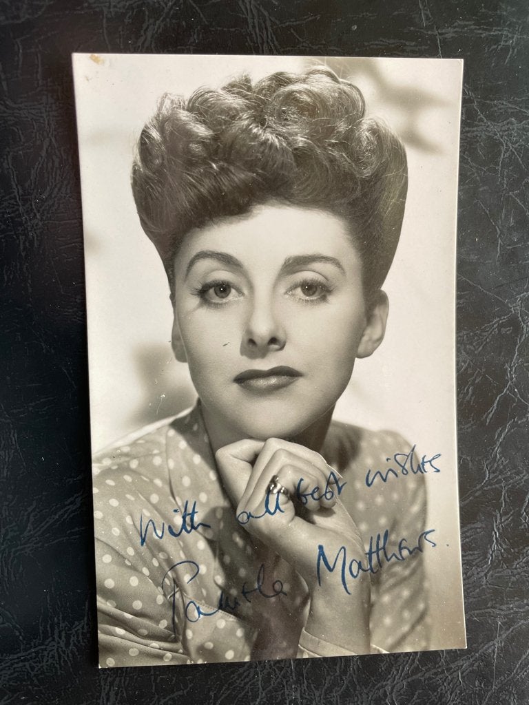 ansichtkaart van Pamela Matthews met echte handtekening., Verzenden, 1960 tot 1980, Sterren en Beroemdheden