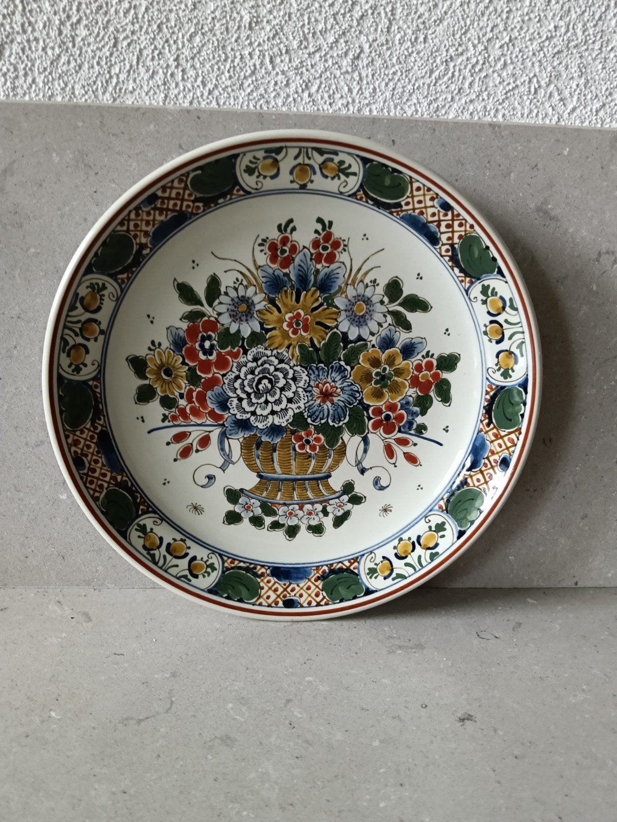 Polychroom bord, ca. 24 cm diameter, Porceleyne Fles Delft, Ophalen