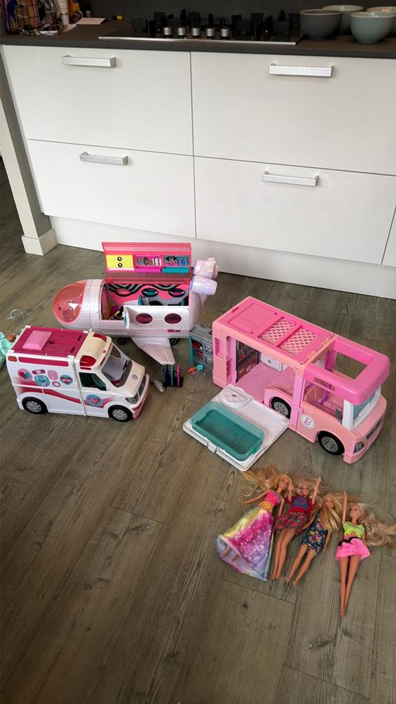 Barbie droomcamper, ambulance en LOL vliegtuig niet compleet, Ophalen, Gebruikt