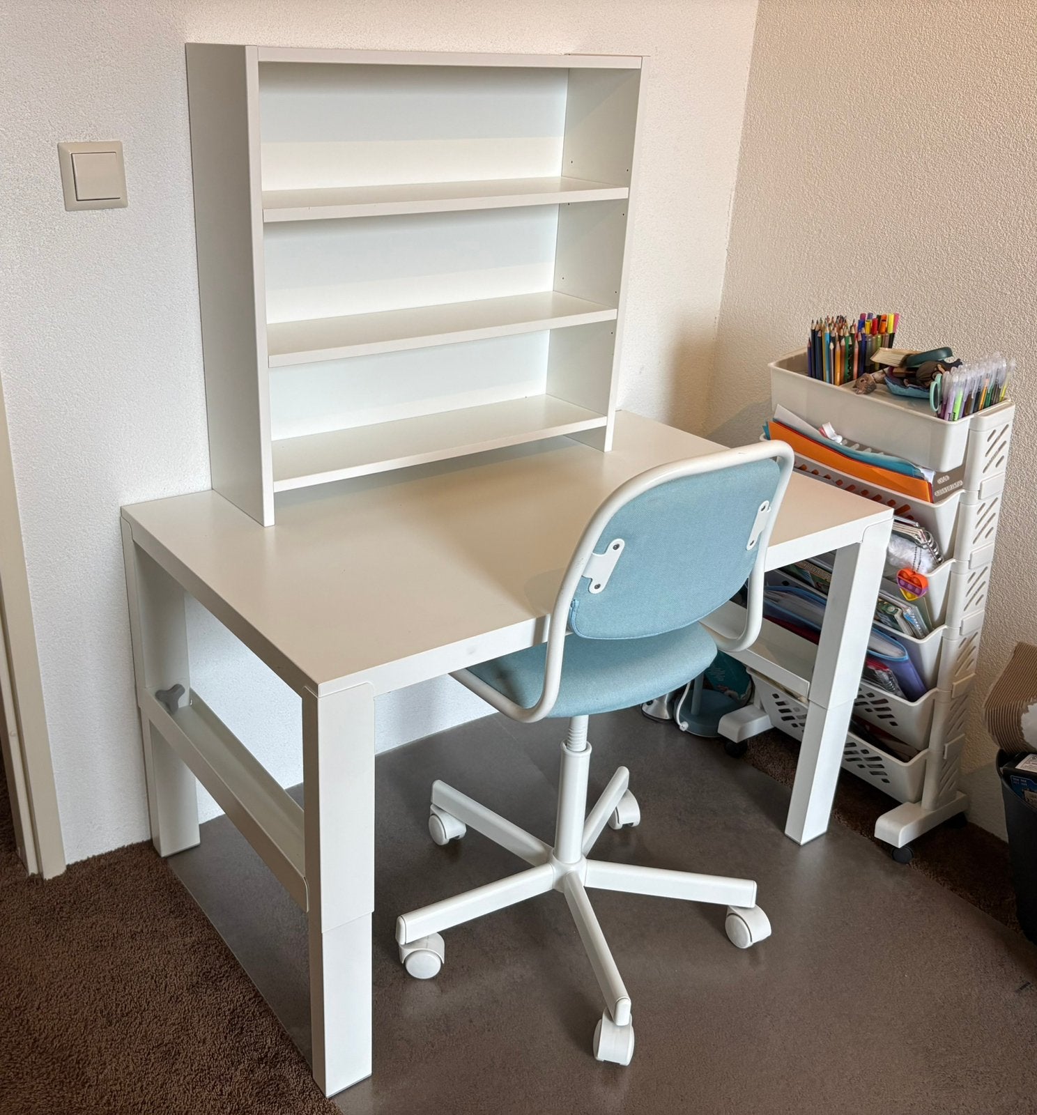 Bureau met opzetkast en bureaustoel - Wit, Ophalen, Opbergruimte, Zo goed als nieuw, Overige merken