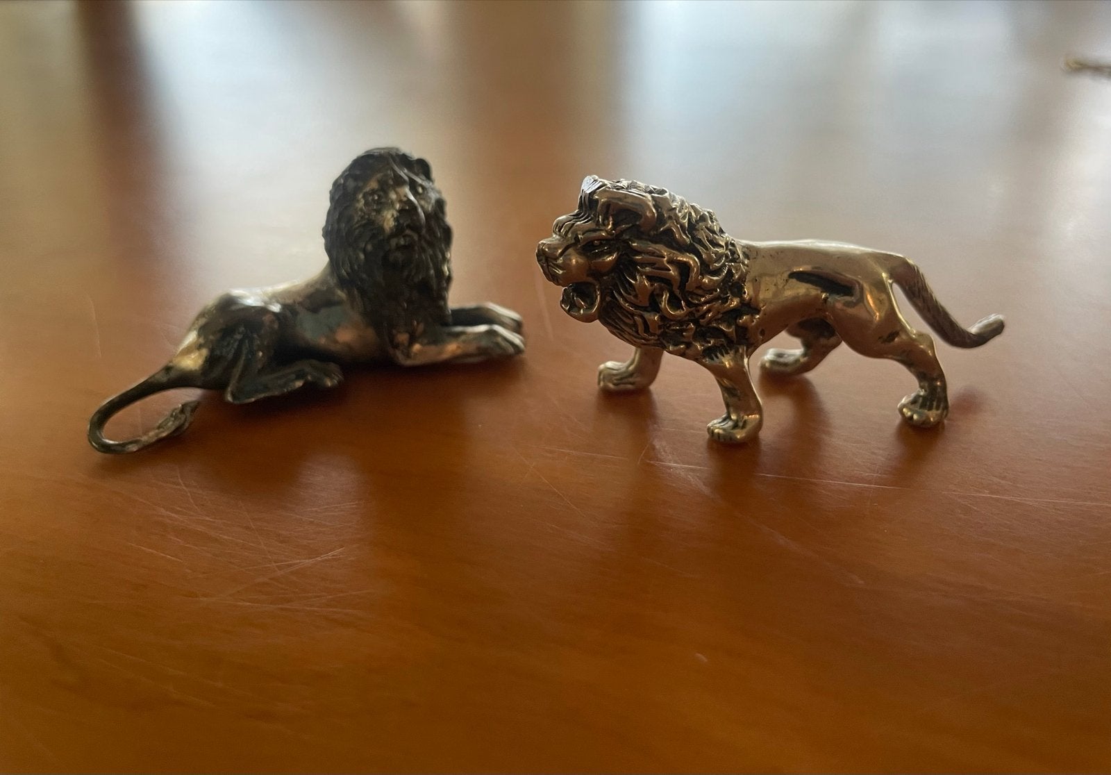 Twee vintage leeuwenbeeldjes, Ophalen of Verzenden, Gebruikt, Wild dier, Beeldje of Figuurtje