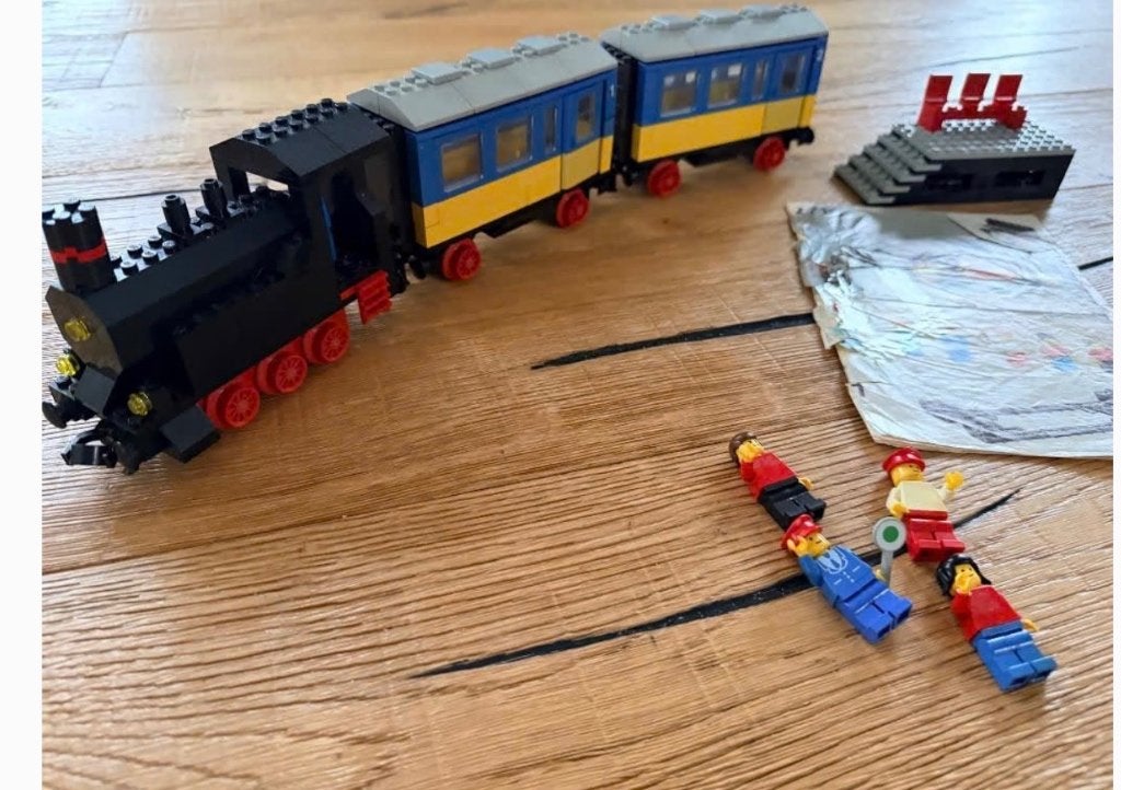 Lego 7710 trein loc met 2 wagons perron en figuren, Kinderen en Baby's, Speelgoed | Duplo en Lego, Ophalen, Zo goed als nieuw