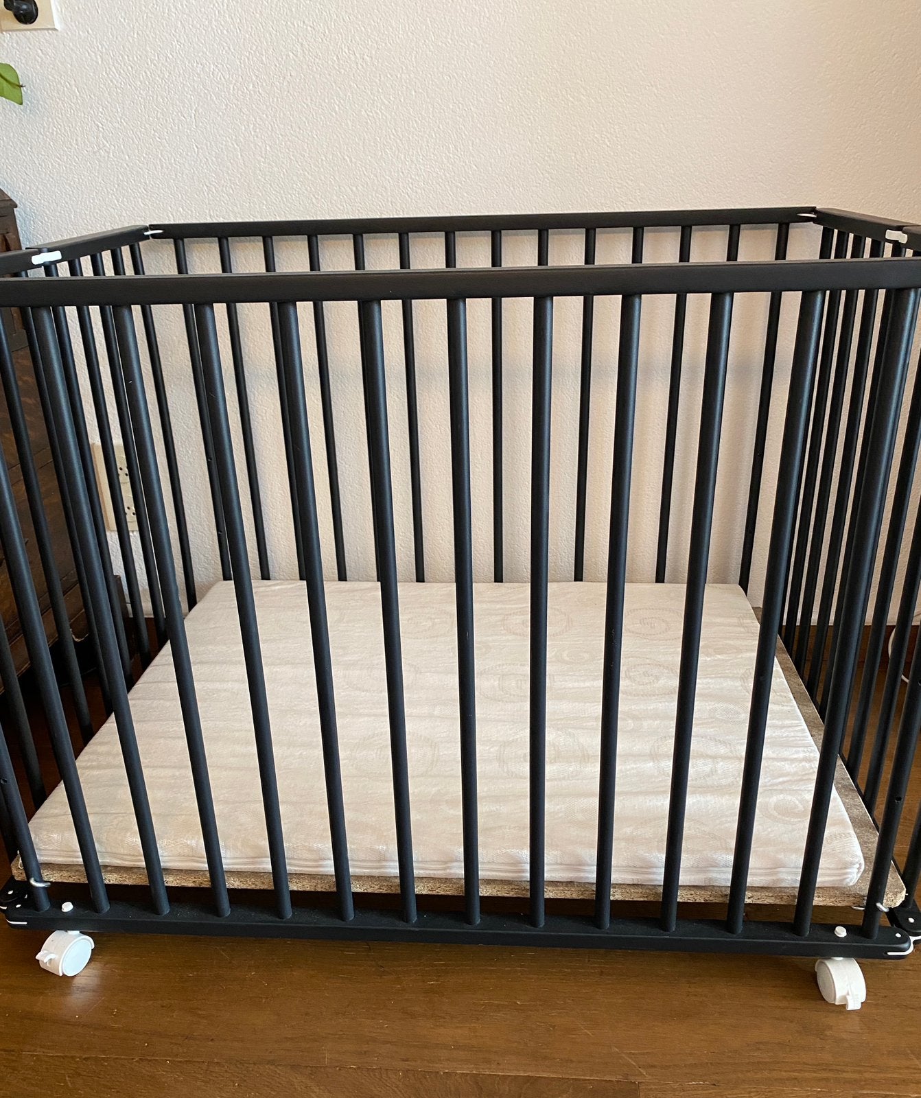 Opvouwbare babybox zwart (van babydump), Ophalen, Zo goed als nieuw, Rechthoekig, In hoogte verstelbaar