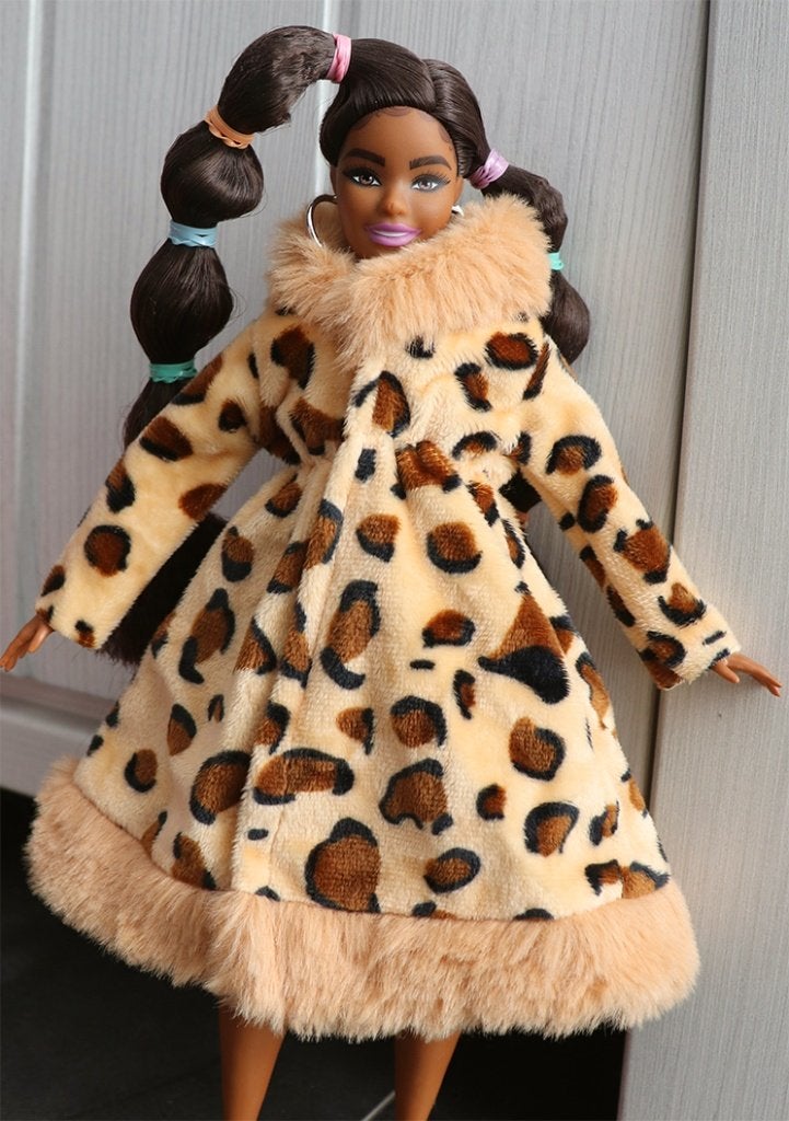 Barbie kleding nieuw - Lange jas bont luipaard voor Curvy, Ophalen of Verzenden, Nieuw, Barbie
