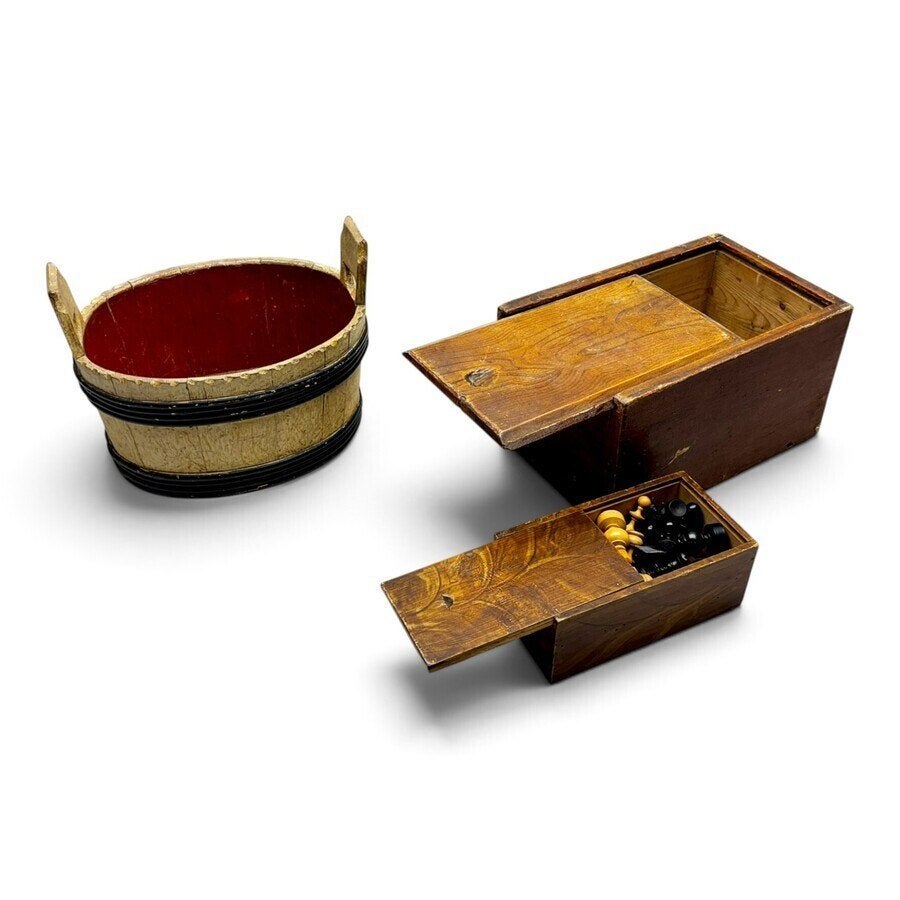 Lot houten objecten (3x), o.a. gekuipt bakje