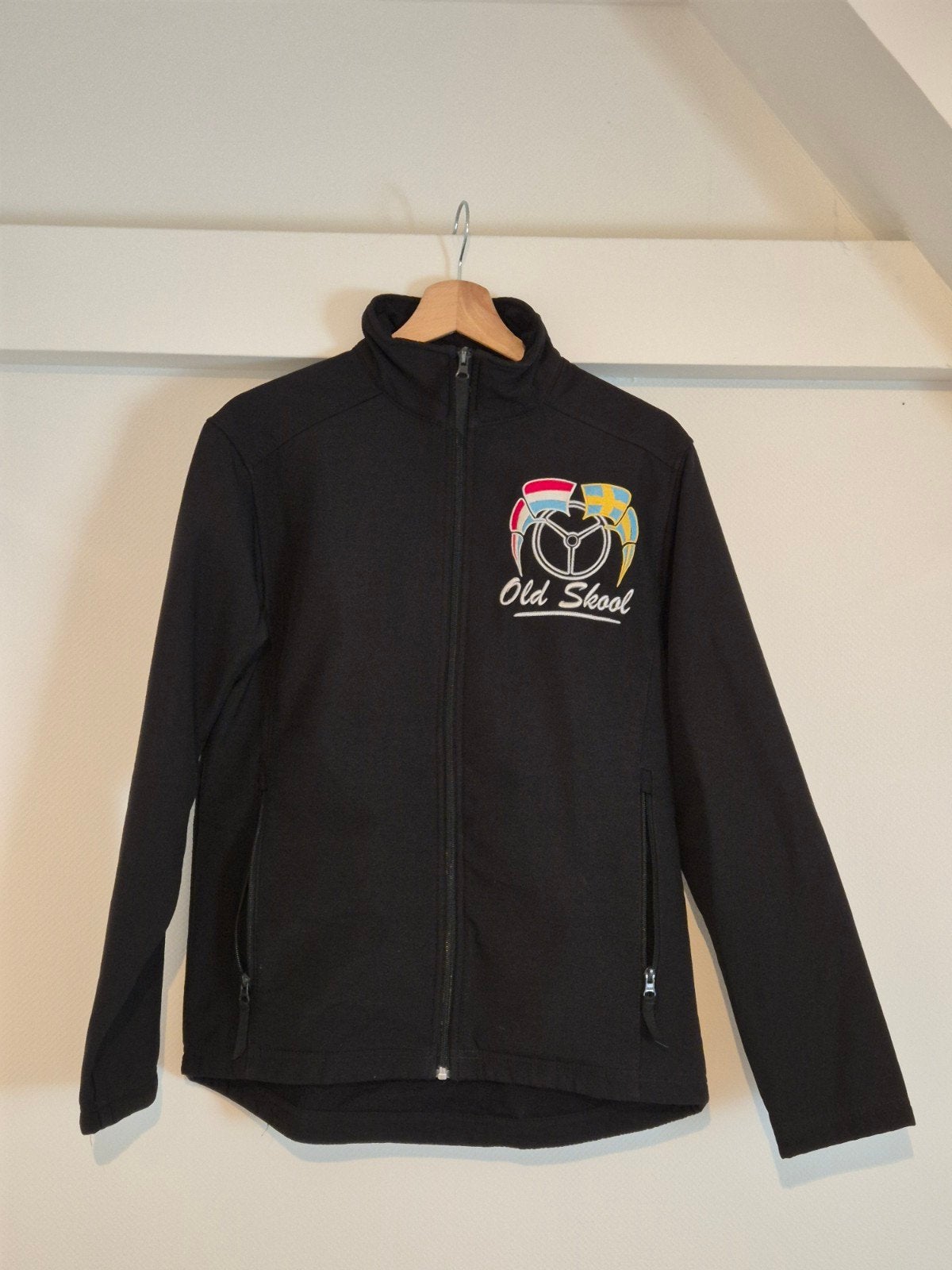 Softshell jas B&C, maat S, Old Skool Scania borduursels, Zwart, B&C Collection, Ophalen of Verzenden, Gedragen