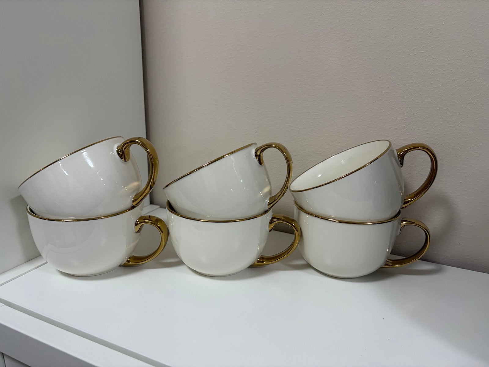 Set van 6 witte kopjes met gouden rand en oor, Keramiek, Ophalen of Verzenden, Zo goed als nieuw, Modern