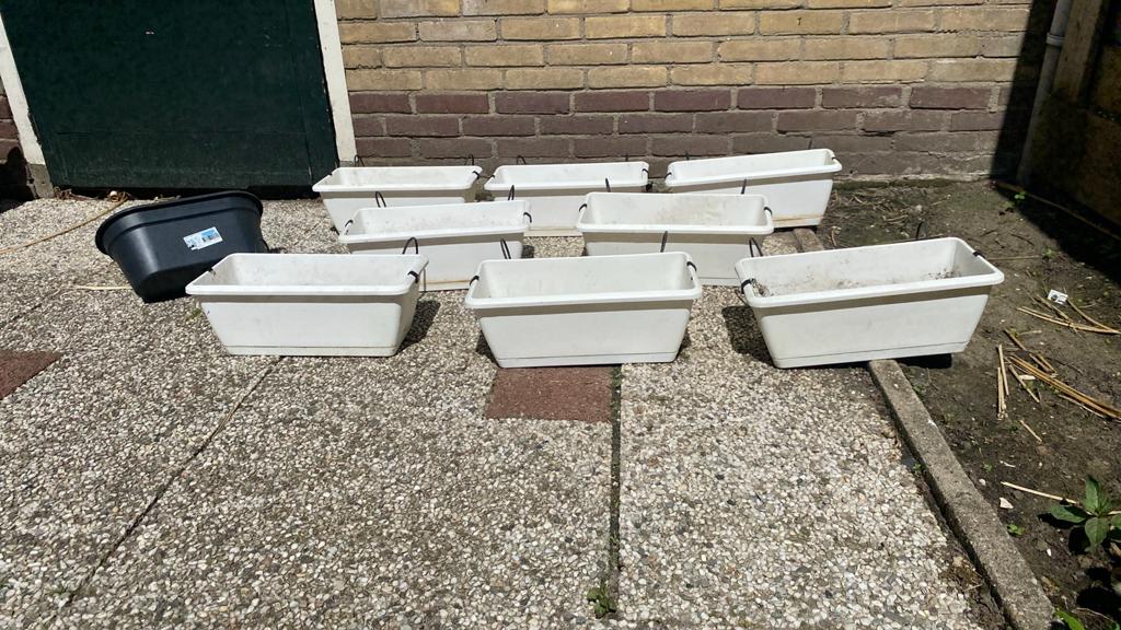 8 witte hang bloempotten en 1 zwarte, Ophalen, Kunststof, Rond, Zo goed als nieuw
