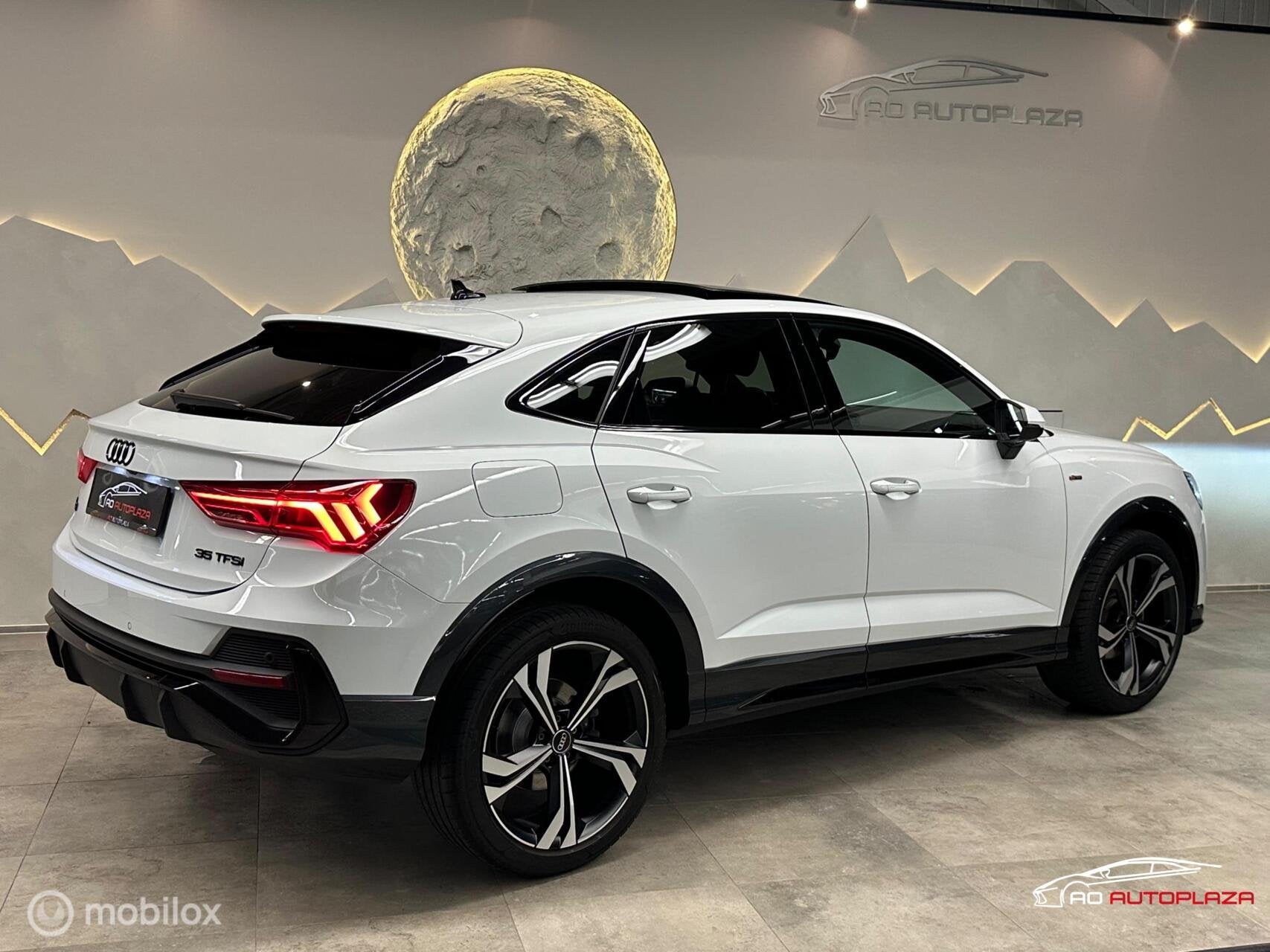 Audi Q3 Sportback 35 TFSI 3x S-Line Panorama/Sonos/Keyless, 15 km/l, 1498 cc, Zwart, 4 cilinders