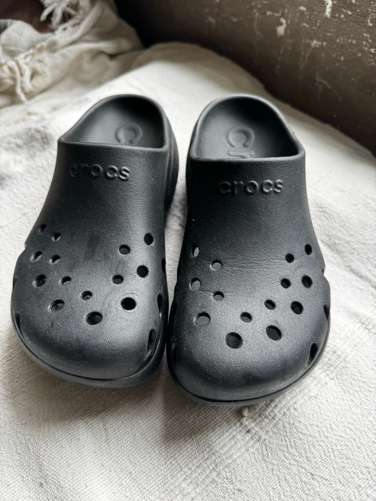 Zwarte Crocs clogs 36-37, Kleding | Dames, Schoenen, Ophalen of Verzenden, Gedragen, Zwart, Slippers